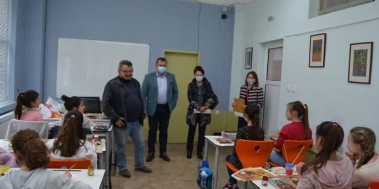 Училище вече има кабинет по иконография