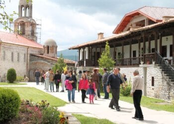 Чудотворна икона, оцеляла в пожар, пълни манастир с миряни