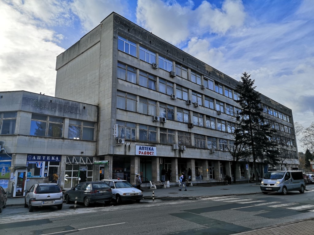 Ремонтират поликлиниката в Казанлък