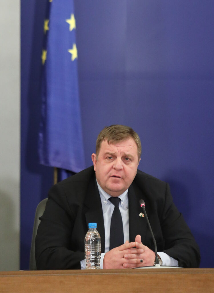 Каракачанов под карантина, президентът Радев също бил контактен (обновена) 1 2 25
