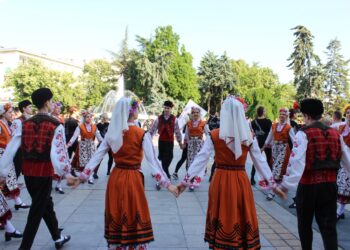 Осем фолклорни състава танцуваха в центъра на Русе