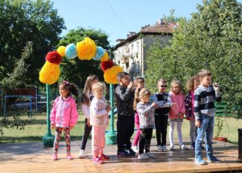 Хлапета се радват на нов атрактивен кът в детска градина