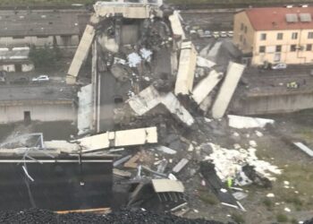 Виадукт се срути в проливен дъжд, коли падаха от 100 метра височина