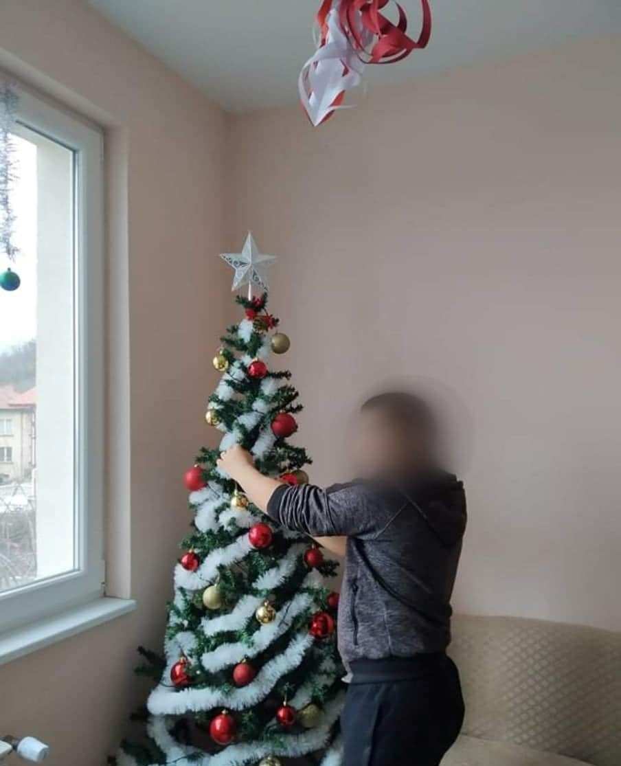 Деца изработиха украсата за центъра, в който живеят
