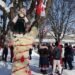 Деца украсяват Мездра с мартеници