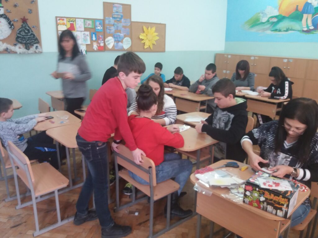 Деца правят мартеници за болна съученичка 1 20190119 113310
