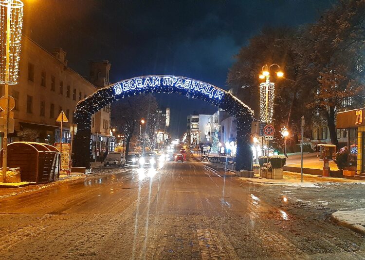 20 машини чистят снега и през нощта 1 20201130 175443