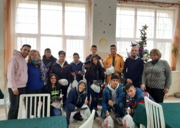 Подариха мобилни телефони на деца от социални домове