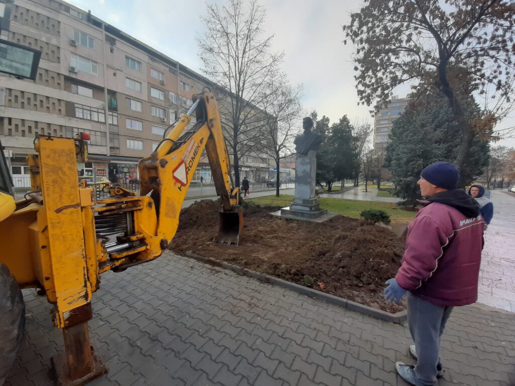 Полагат павета и садят цветя до паметник на Левски 1 20210105 094131