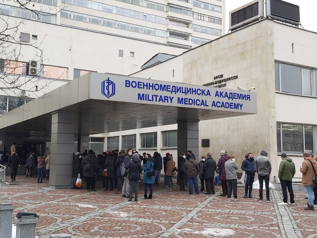 Опашки за ваксини в големите градове (снимки) 4 20210221 114541