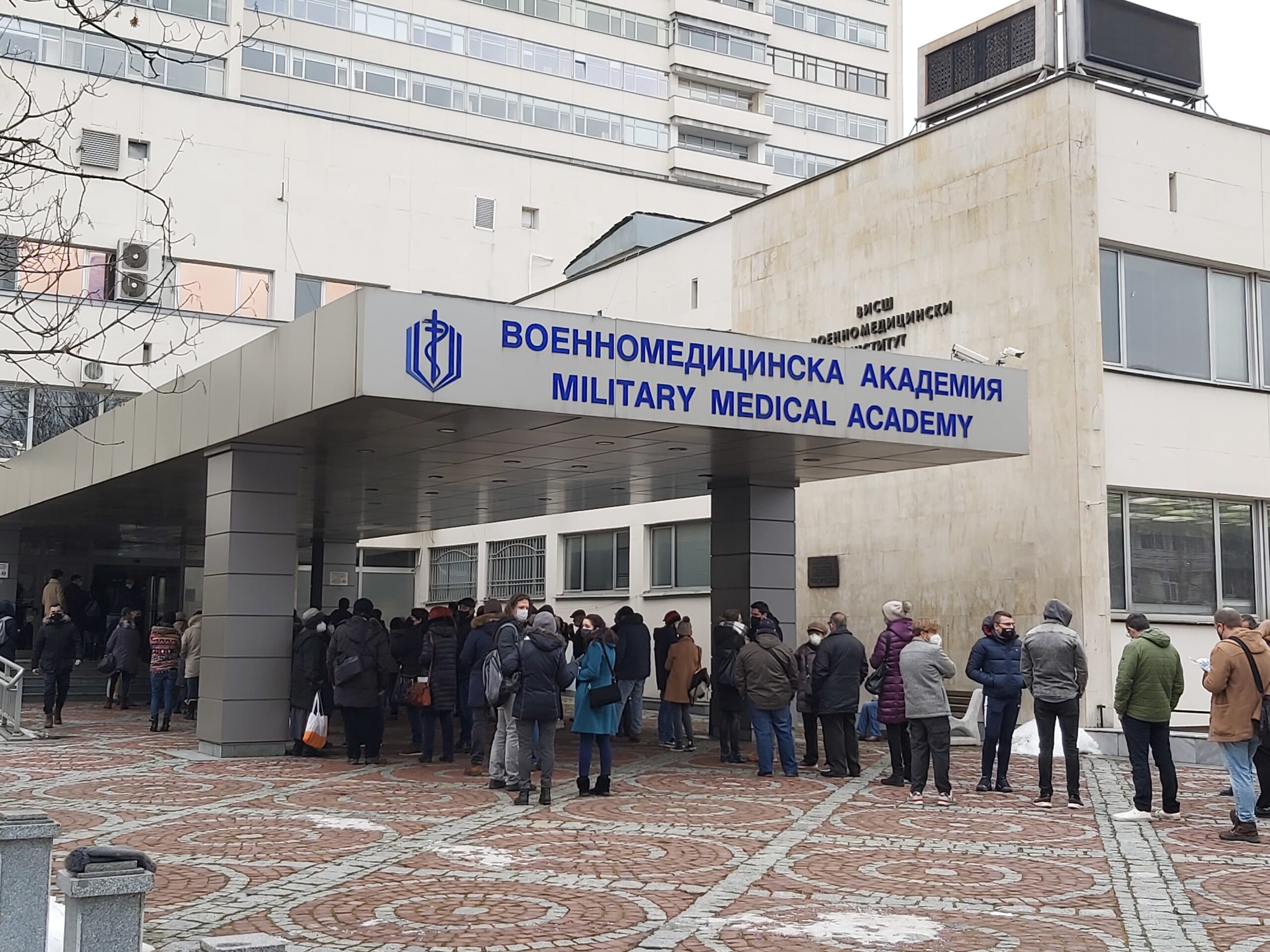 Опашки за ваксини в големите градове (снимки)