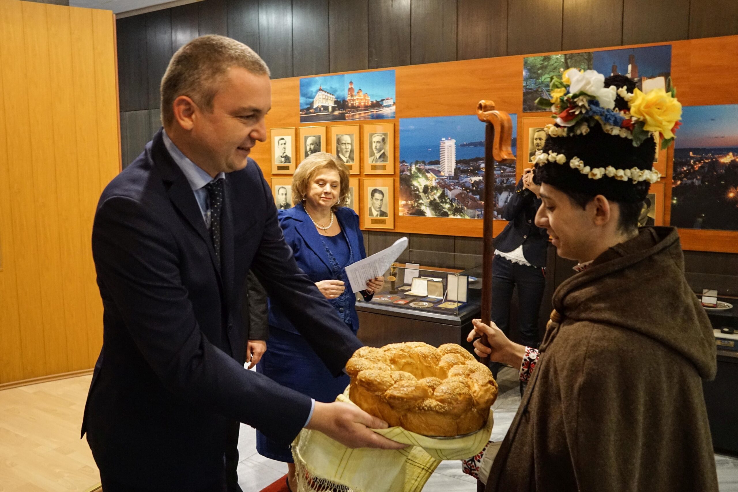 Варненският кмет дари коледари с погача и пара