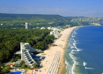 Данъчните запечатаха 7 обекта в Златни пясъци