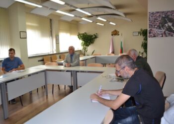 Учителят Тео с ценни съвети за развитие на Академия в Розово