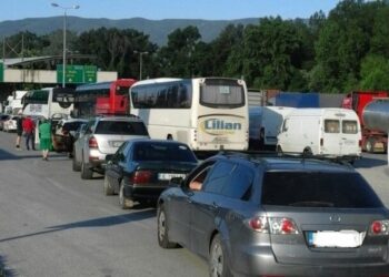 Предпразнични опашки запушиха изходите на България