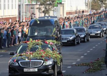 Хиляди узбекистанци изпратиха президента Ислам Каримов