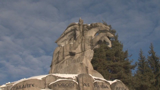 Родолюбци спасяват паметника на Бенковски в Копривщица