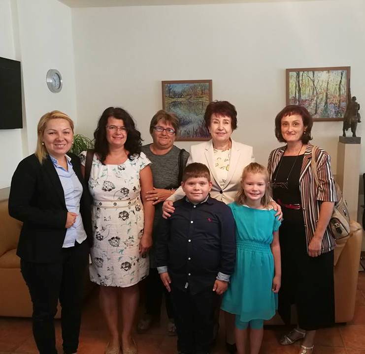 Ученици, учители и родители с благодарност към Вяра Церовска 8 Ученици, учители и родители с благодарност към Вяра Церовска