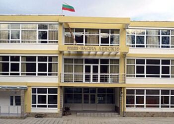Протест за затворено училище събира родители пред Община Варна