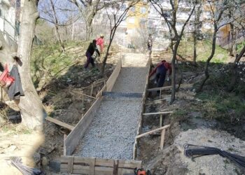 Строят нов паркинг и стълбище в квартал „Три чучура”