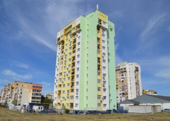 Модерен блок носи герба на Враца