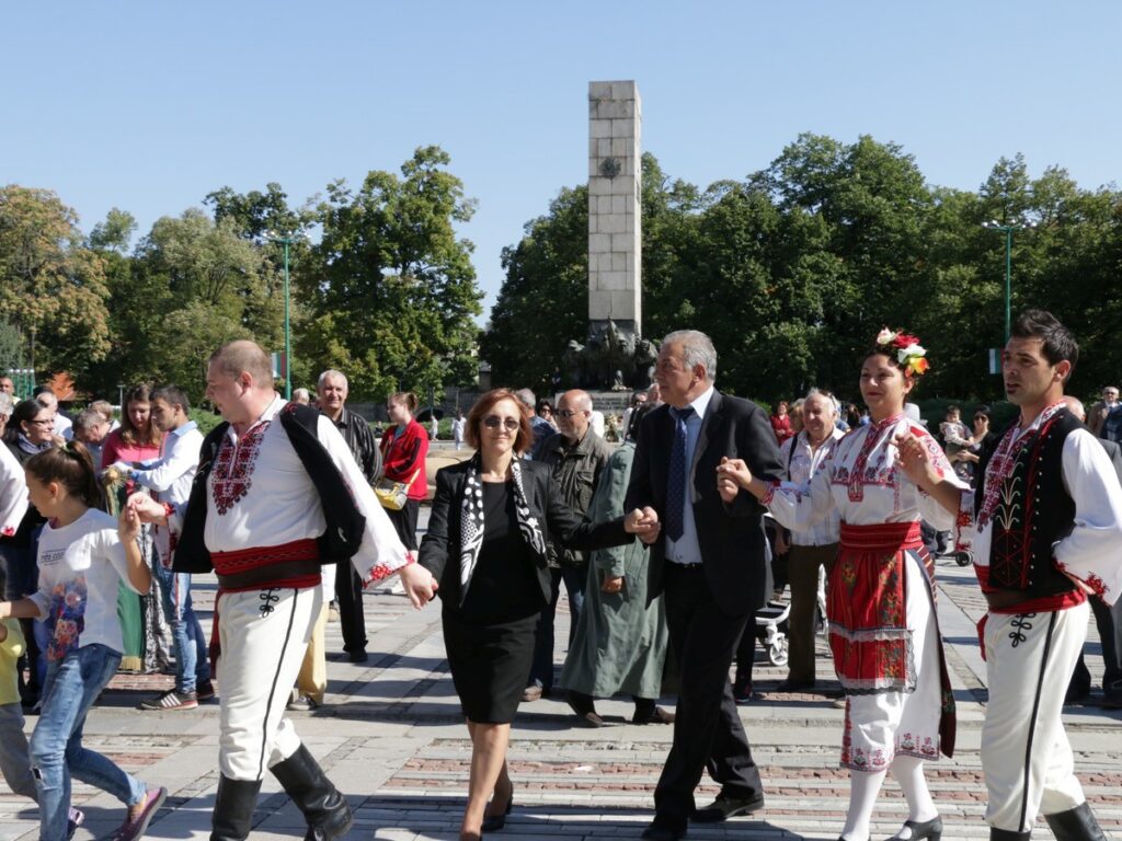 Кметът на Видин се хвана на хорото за днешния празник 2 22 Vidin 1