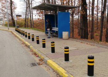 Поставиха колчета на столична спирка