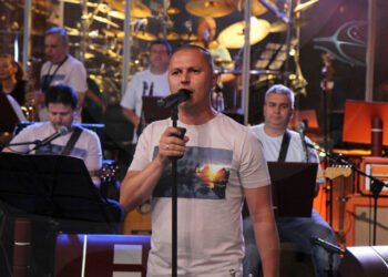Звезди от “Ку-ку Бенд” забиват на площада в Мездра