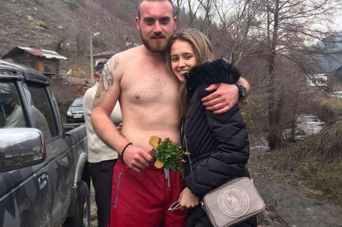 И свещеник се потопи в студените води на реката
