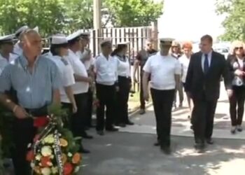 Изпратиха загиналия пилот с военни почести