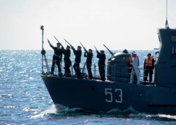 С военен ритуал в морето почетоха флотски герой