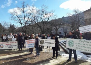 Контра протест окупира Враца
