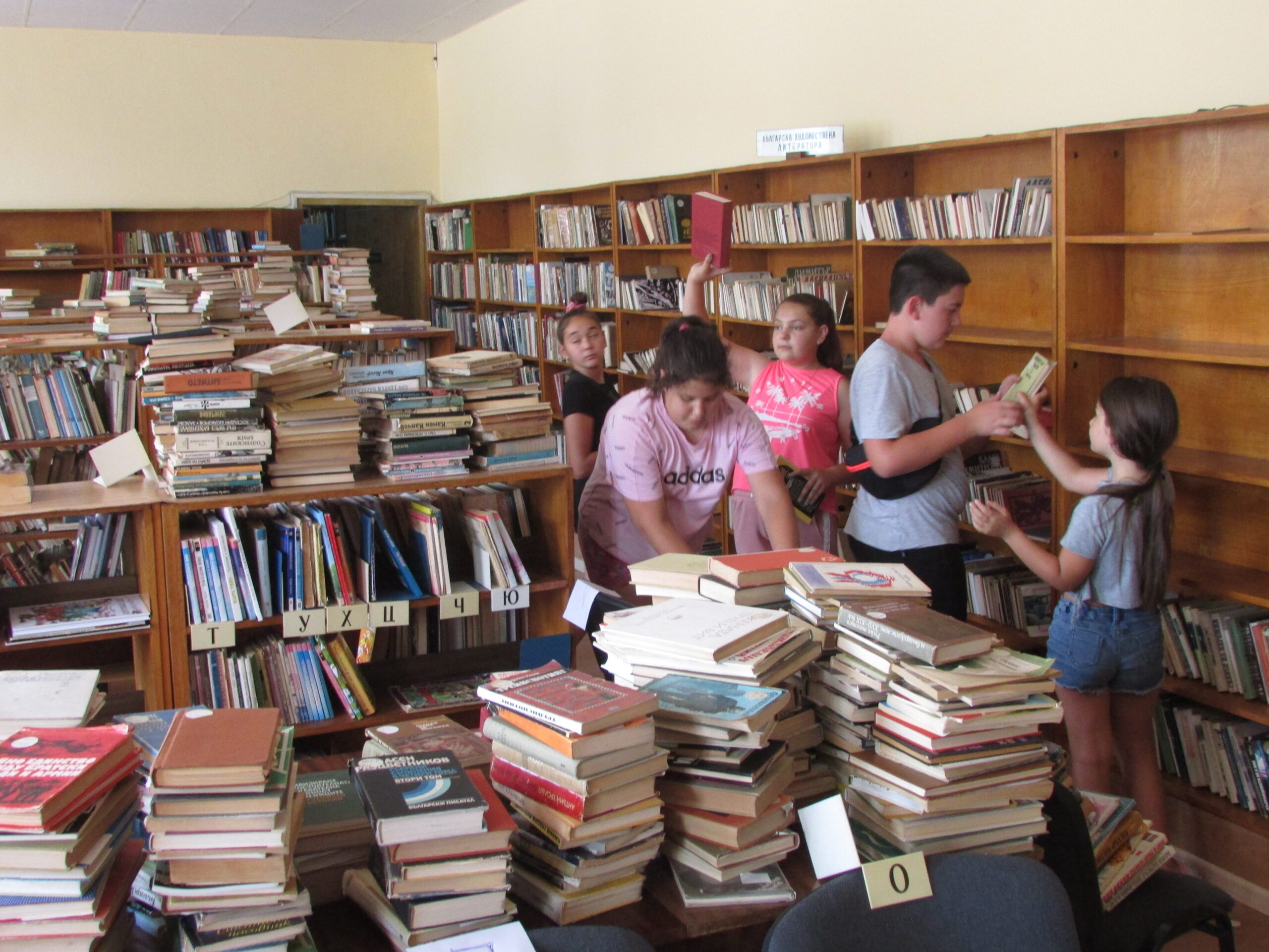 Ученици редят книги в ремонтирана библиотека
