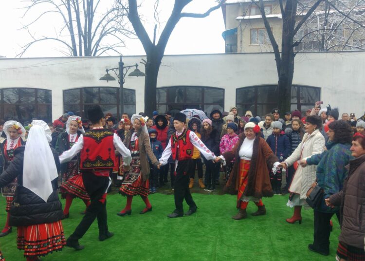 Кукери и кръшни хора за Зарезан във Враца 1 28034494 10214538869762233 1367950102 o
