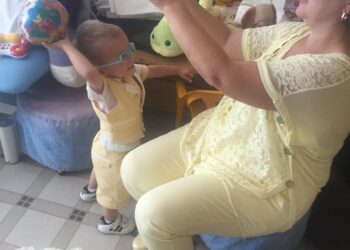 Дете, родено 940 грама, проходи след рехабилитация