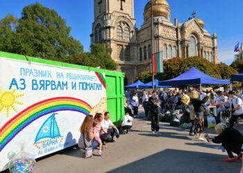 Тонове капачки се трупат пред катедралата във Варна