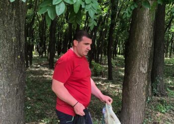 Кметът на Девня се включи в младежка инициатива за почистване на града