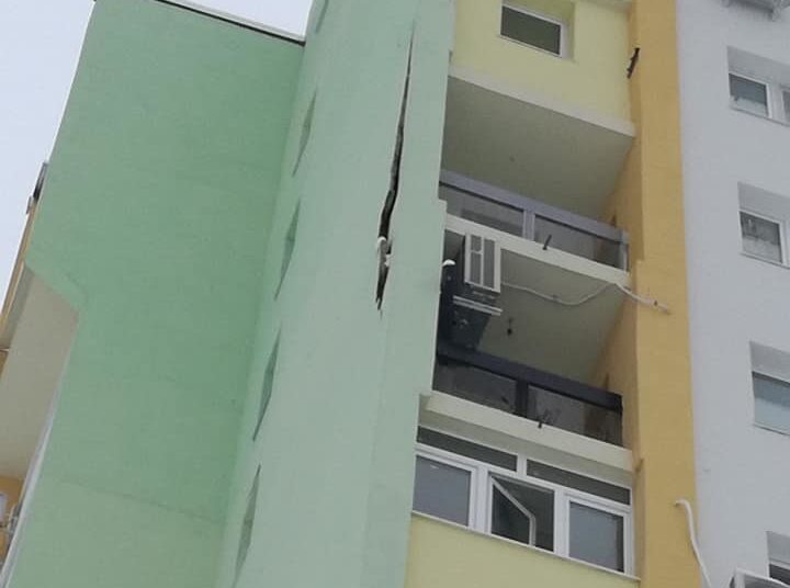 Вятър разцепи изолацията на саниран блок 1 29510884 1915414445198130 6961874014832567352 n