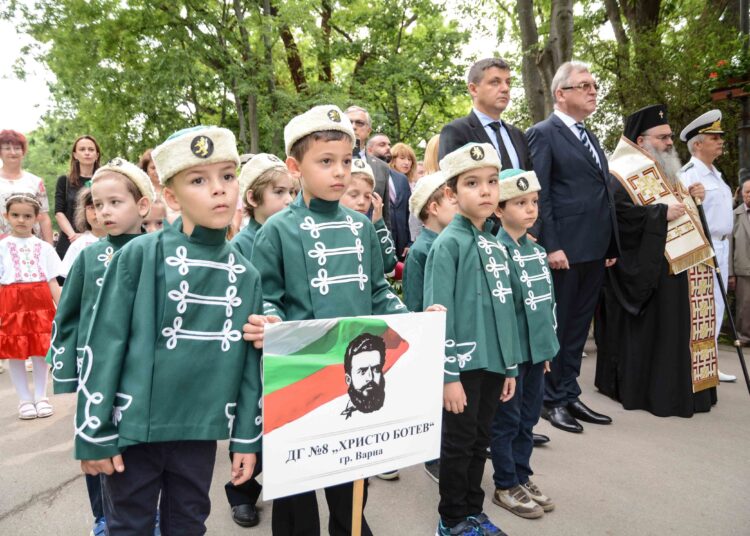Варненци отрупаха с цветя паметника на Ботев 1 2 юни