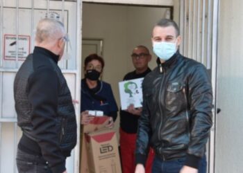 Кметът на Симитли и синът му с поредно дарение за медиците
