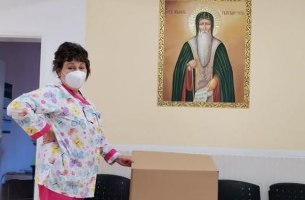 Предоставиха защитни костюми за медици в три болници