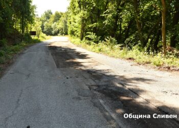 Община Сливен започна ремонта на пътя до Карандила