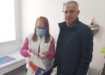 Кмет дари шлемове, маски и ръкавици на лични лекари