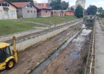 Почистиха коритото на река Моравеш в Мездра