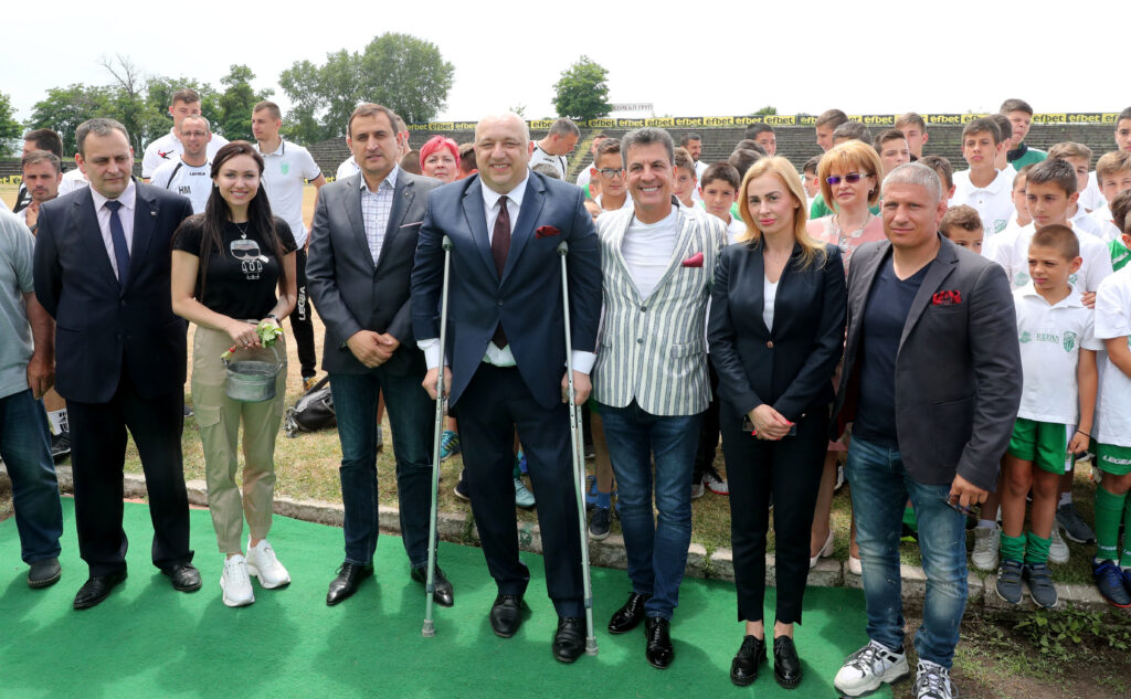 Министър Кралев и кмет дадоха старта на ремонта на стадион "Бенковски“ 1 3 269