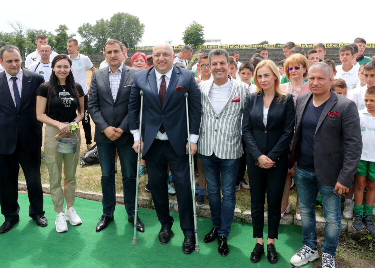 Министър Кралев и кмет дадоха старта на ремонта на стадион "Бенковски“ 1 3 269