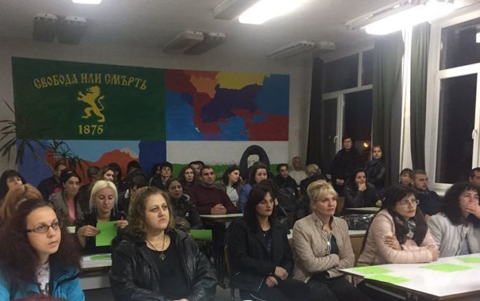 Родители и учители с урок по превенция на агресията