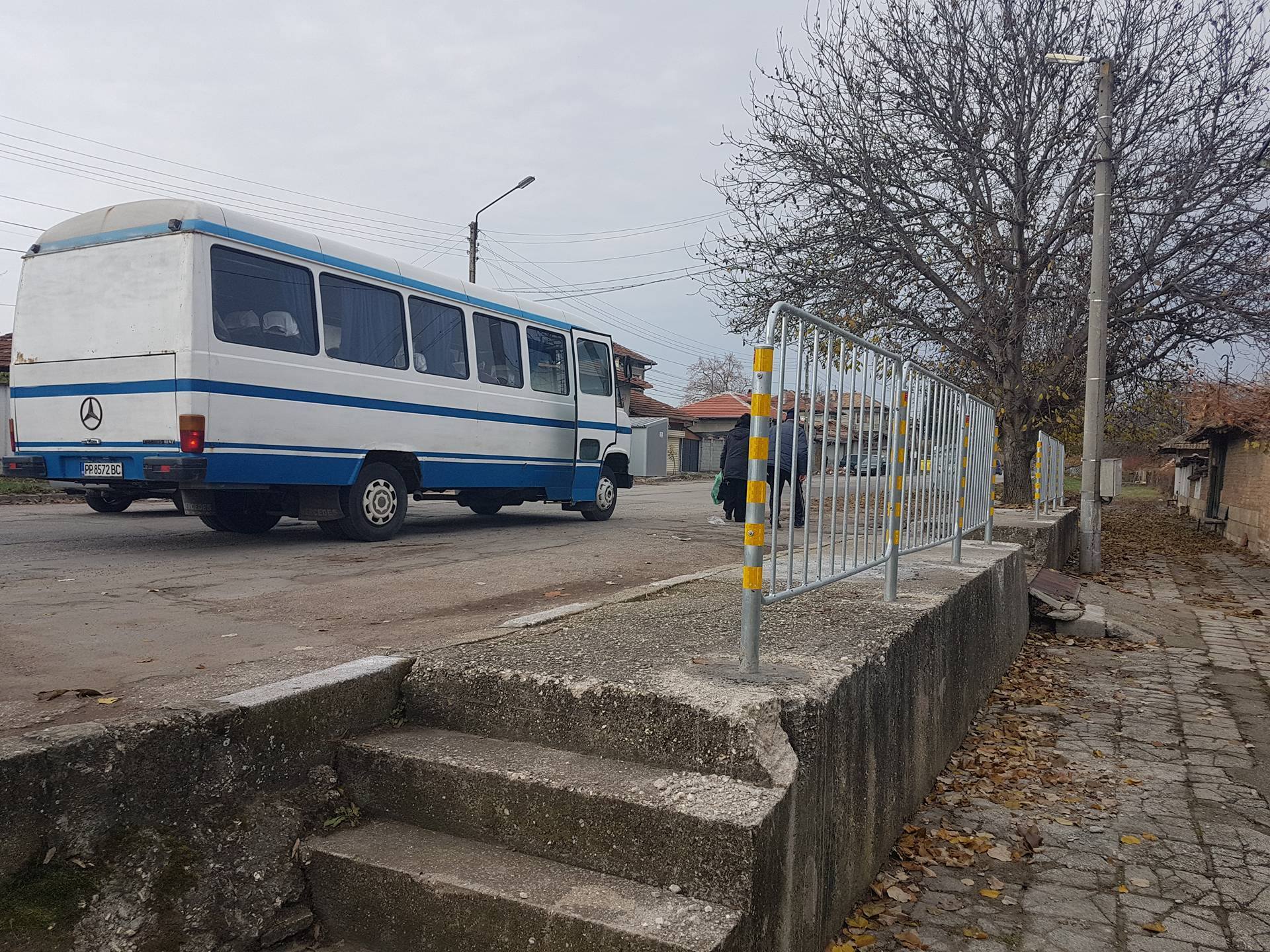 Спирката в село Гецово с предпазен парапет