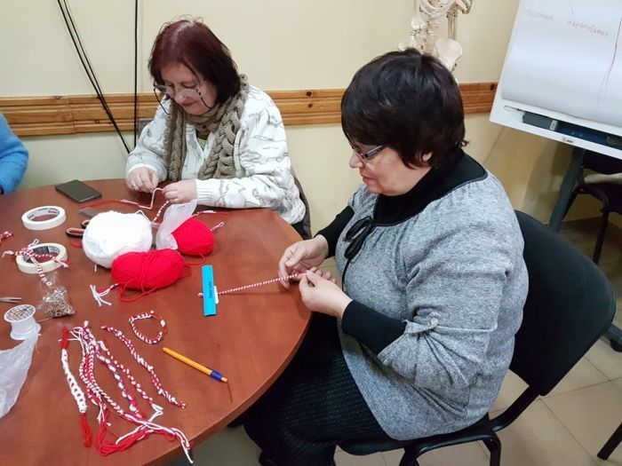 Доброволки към БЧК вече плетат мартеници