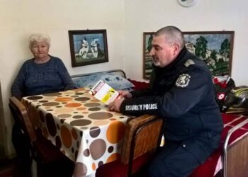 Полицаи при пенсионери със съвети срещу ало измамници
